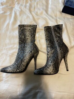 Fashion Nova Snakeskin Pointed Toe Stiletto Ankle Boots Size 9